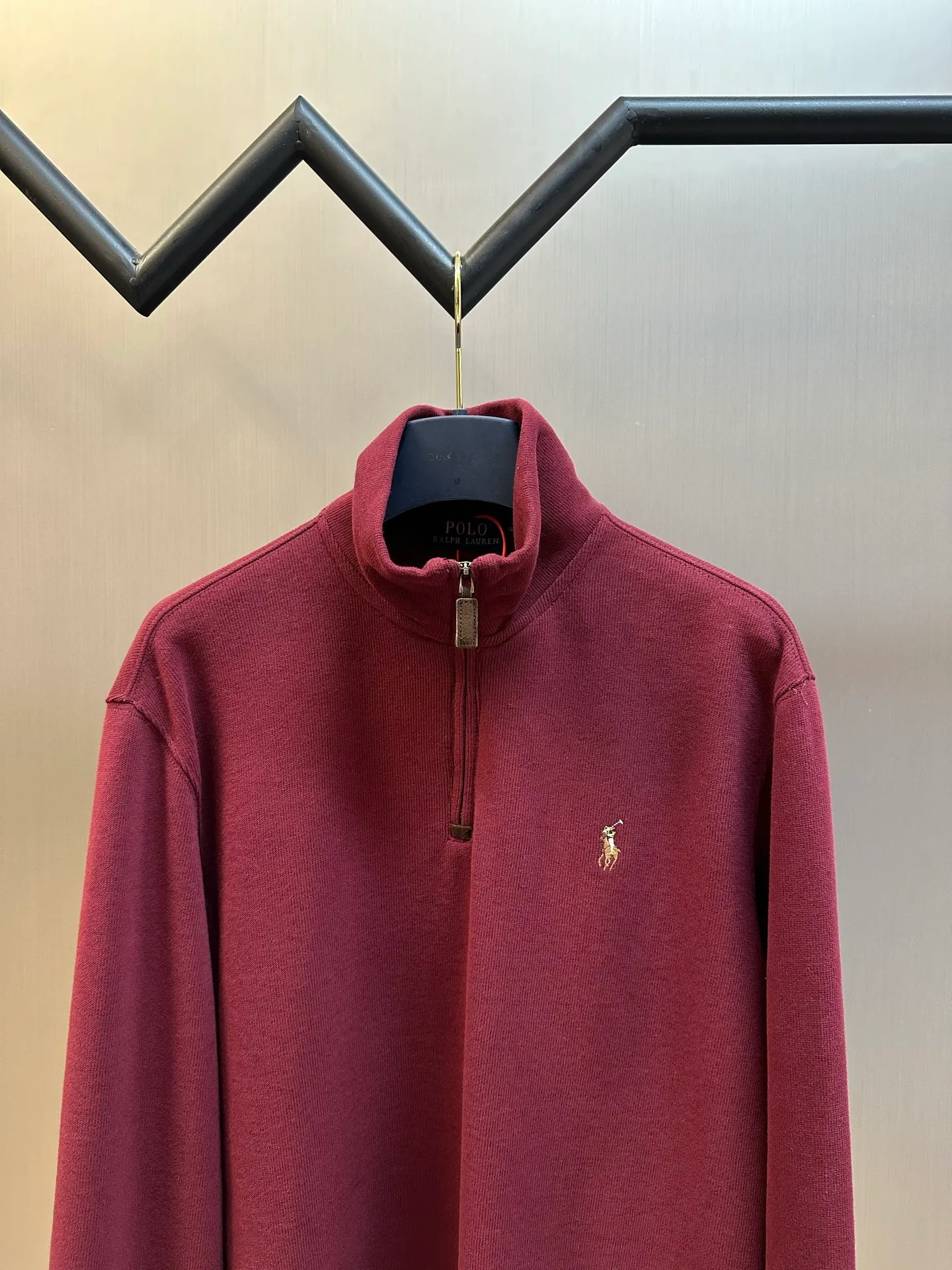 P390 Ralph Lauren colorful embroidered half turtleneck sweatshirt, custom-made with elegant fine cotton velvet feel, with low saturated brown-red as the base, and the exquisite colorful pony logo jumps into burgundy, making it highly recognizable. The design of the half zipper has been sublimated, and the leather pull tab of the zipper head has been aged, retaining slight rough edges.  Adopt imported machine embroidery technology, use advanced computer control system and precision mechanical components to realize pony logo embroidery work size: s m l xl